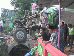 Tronton Batu Bara Tabrak Rumah Warga